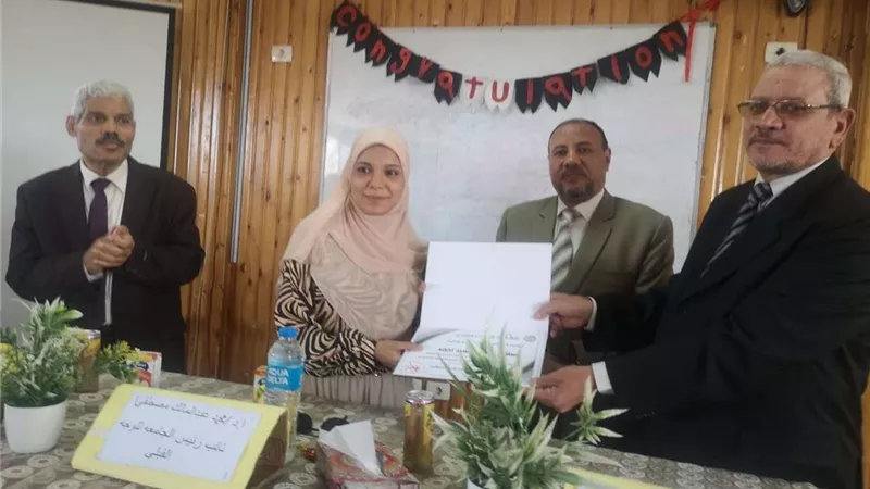 نائب رئيس جامعة الأزهر يكرم أوائل الطالبات بكلية التربية بنات بأسيوط