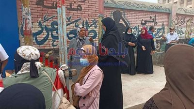 بالصور | أولياء الأمور ينتظرون أمام لجان الثانوية العامة بالغربية