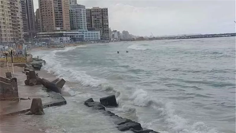 الغيوم تكسو سماء الإسكندرية وسقوط أمطار خفيفة اليوم