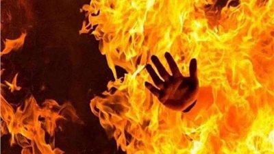 بالفيديو | رجل يضرب نارًا مشتعلة بمطرقة فيواجه مفاجئة قاسية