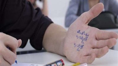 ضبط طالب لاتهامه بتصوير أوراق أسئلة وإجابات امتحان اللغة العربية بالقليوبية