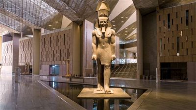 أسطورة العقارات فى اليابان يقوم بجولة تفقدية في المتحف المصرى الكبير