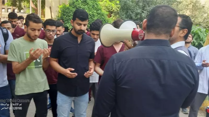 طلاب وأعضاء هيئة تدريس كلية طب أسنان القاهرة يؤدون صلاة الغائب على شهداء قطاع غزة