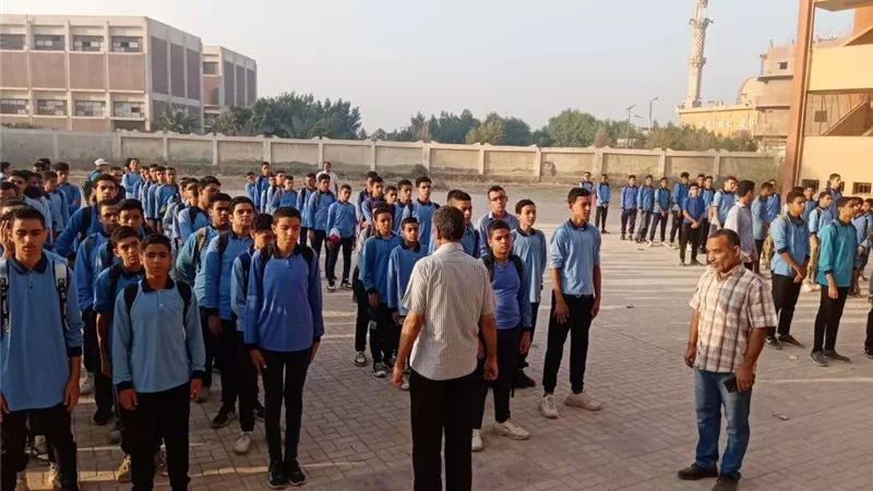 الطلاب يقفون دقيقة حداد في الطابور الصباحي على أرواح شهداء فلسطين