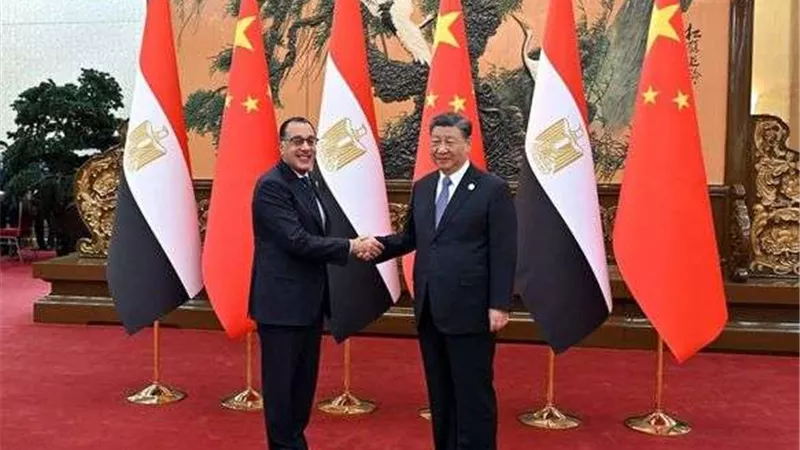 الرئيس الصيني يستقبل رئيس الوزراء المصري بقاعة الشعب الكبرى