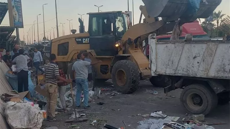 حملة مكبرة لإزالة الاشغالات من محيط مجمع مواقف الأزهر بأسيوط