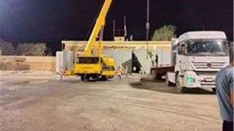 رفع الحواجز الأسمنتية من أمام بوابة معبر رفح تمهيدا لمرور الشاحنات الإغاثية لغزة
