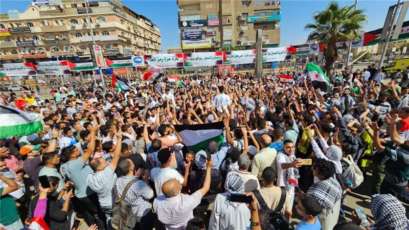 بالصور.. شاهد هتافات المواطنين لدعم القضية الفلسطينية بأكتوبر