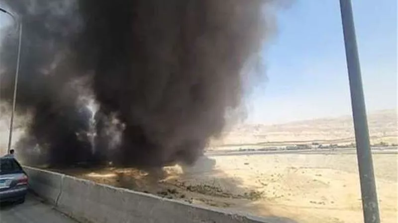 السيطرة على حريق بسيارة نقل محملة بالوقود بطريق الأوتوستراد
