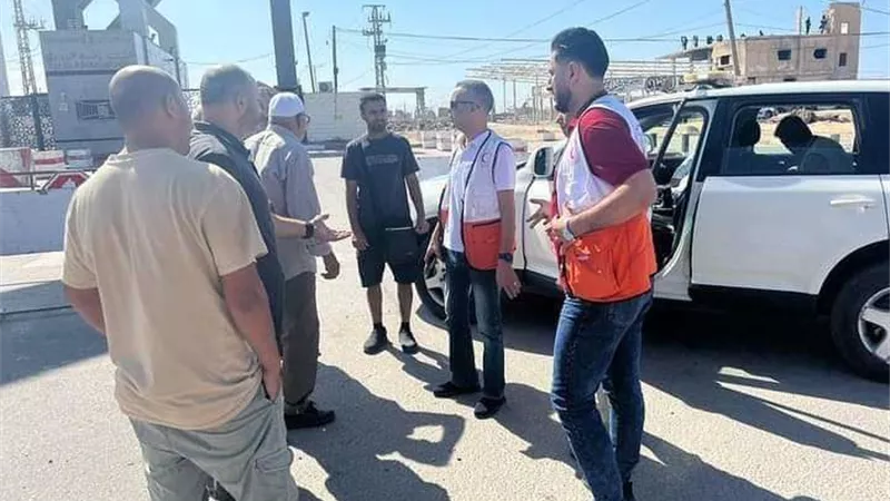 طواقم الهلال الأحمر الفلسطيني تنتظر فتح معبر رفح لاستلام المساعدات لغزة