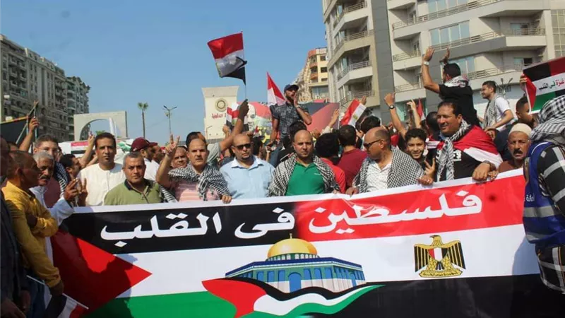 مع استمرار التظاهرات.. مصادر تنفي تعرض معبر رفح لقصف إسرائيلي