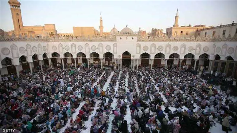 المصلون بالجامع الأزهر يلهجون بالدعاء للأقصى وفلسطين.. فيديو