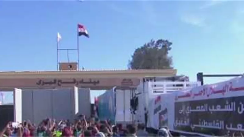 شاهد.. بدء دخول المساعدات الإغاثية إلى قطاع غزة
