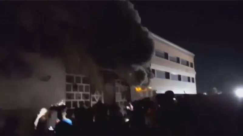 مصرع 21 شخصا وإصابة 30 آخرين في حريق مركز عزل بالعراق (فيديو)