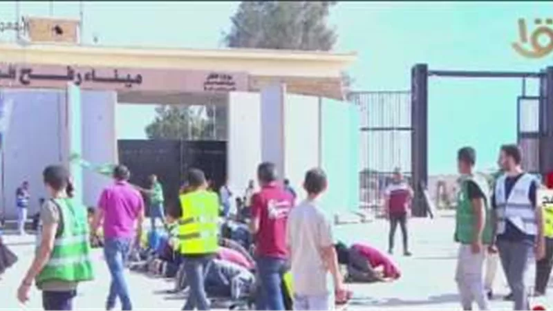 المشاركون في نقل المساعدات الإنسانية يسجدون شكرا لله لبدء دخول الشحنات