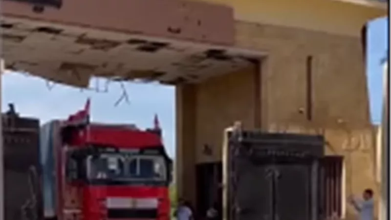 لقطات من معبر رفح لعبور المساعدات إلى قطاع غزة