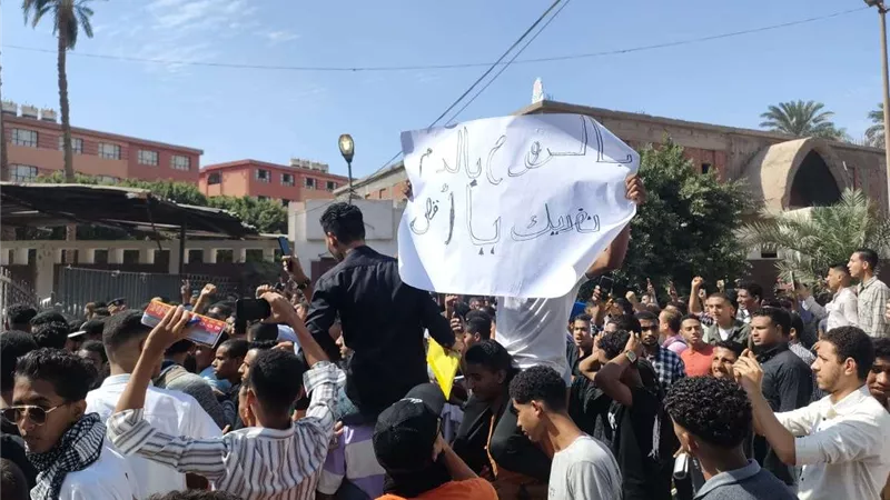 جامعة الأزهر بأسيوط تنظم وقفة تضامنية مع الشعب الفلسطيني تضم الآلاف