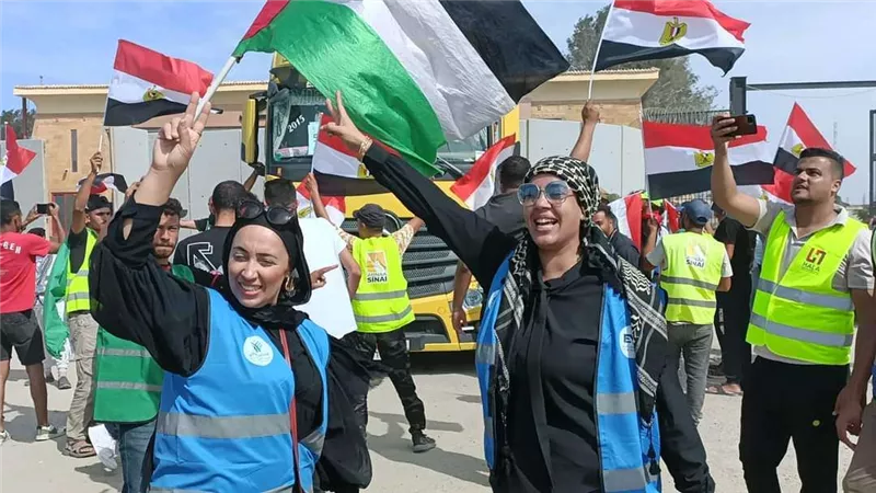 بالصور.. فرحة شباب المتطوعين في محيط معبر رفح بعودة شاحنات المساعدات من غزة