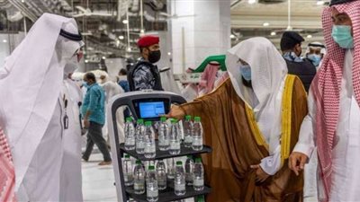 السعودية.. الروبوت يوزع ماء زمزم على الحجاج (صور)
