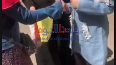 فتاتان توزعان الحلوى والشيكولاتة لدعم طلاب الثانوية العامة في الغربية