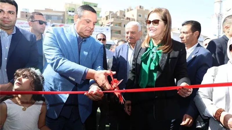وزراء التنمية والتخطيط والإسكان ومحافظ السويس يفتتحون منفذ بيع السلع الغذائية بحي الأربعين