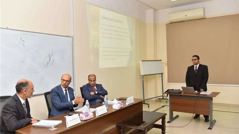 رئيس جامعة أسيوط يناقش رسالة دكتوراة بمستشفى القلب الجامعي