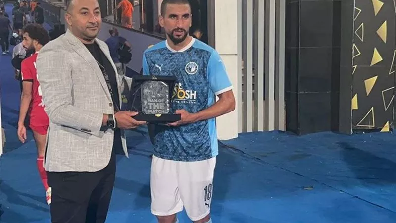 وليد الكرتي يتوج بجائزة رجل مباراة مودرن فيوتشر وبيراميدز