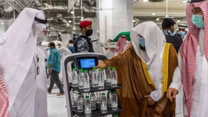 السعودية.. الروبوت يوزع ماء زمزم على الحجاج (صور)