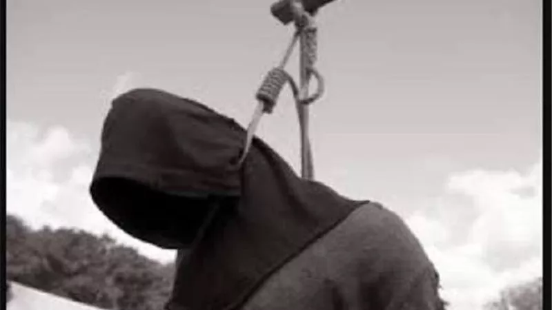 لشكه في سلوكها.. الإعدام شنقا لعامل قتل 