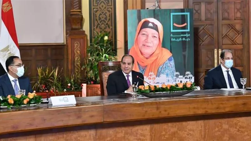 الرئيس السيسي يجتمع مع رجال الأعمال المصريين المشاركين في 
