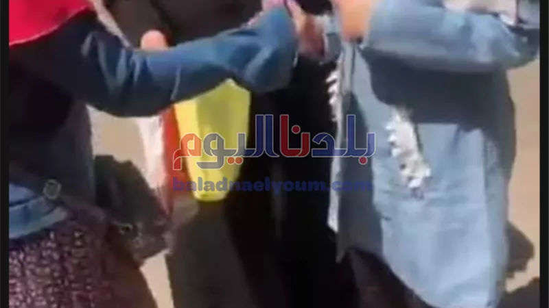 فتاتان توزعان الحلوى والشيكولاتة لدعم طلاب الثانوية العامة في الغربية