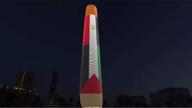 إضاءة البرج الأيقونى في العاصمة الإدارية بعلمي فلسطين ومصر