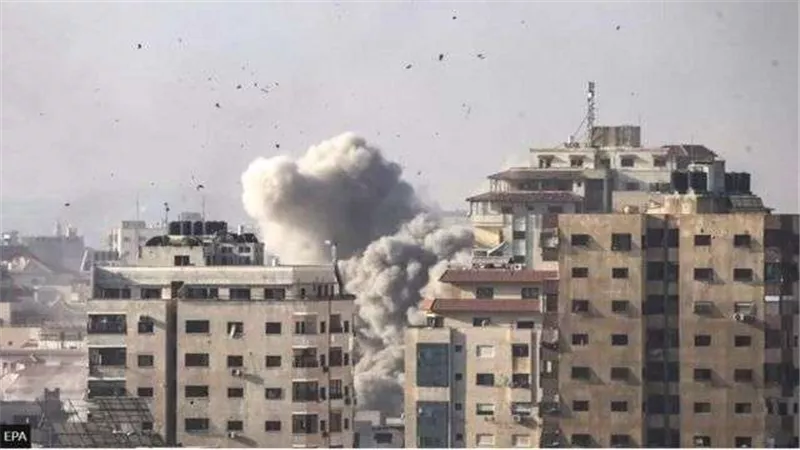 صحفي في قطاع غزة: الصواريخ الإسرائيلية تسبب حروقًا تصل إلى 100%.. والأطباء لا يستطيعون التعامل معها.. فيديو