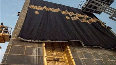 الاستعدادت النهائية لتغيير كسوة الكعبة المشرفة (تفاصيل)