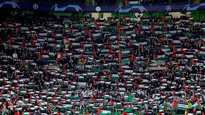 صور| جماهير سيلتيك الاسكتلندي تخالف تعليمات الاتحاد الأوروبي بـ«تيفو»  تاريخي لفلسطين