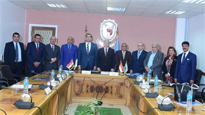 لمتابعة تنفيذ البرامج التعليمية المشتركة.. رئيس جامعة سوهاج يجتمع بمجلس إدارة الجامعة المصرية للتعلم الإلكتروني الأهلية