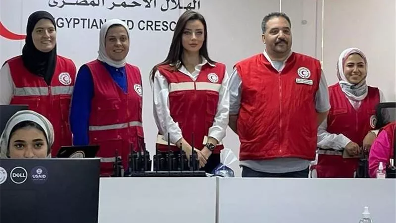 رضوى الشربيني تنضم للهلال الأحمر وتجهز مساعدات لأهالي غزة