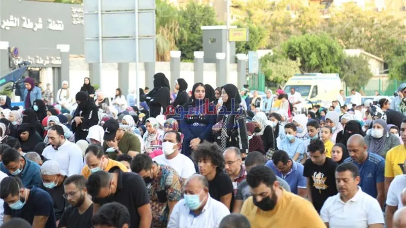 المواطنون يؤدون صلاة عيد الأضحى  بمسجد أبو بكر الصديق بشيراتون.. صور