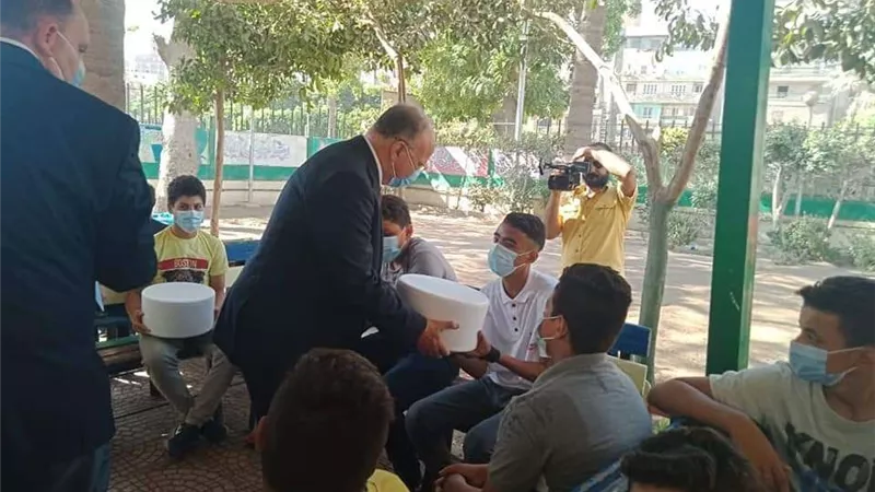 بالصور.. محافظ القاهرة يزور إحدى دور رعاية الأيتام بمصر القديمة