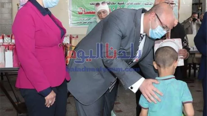 محافظ بني سويف يتناول الإفطار مع الأطفال الأيتام في أول أيام عيد الأضحى