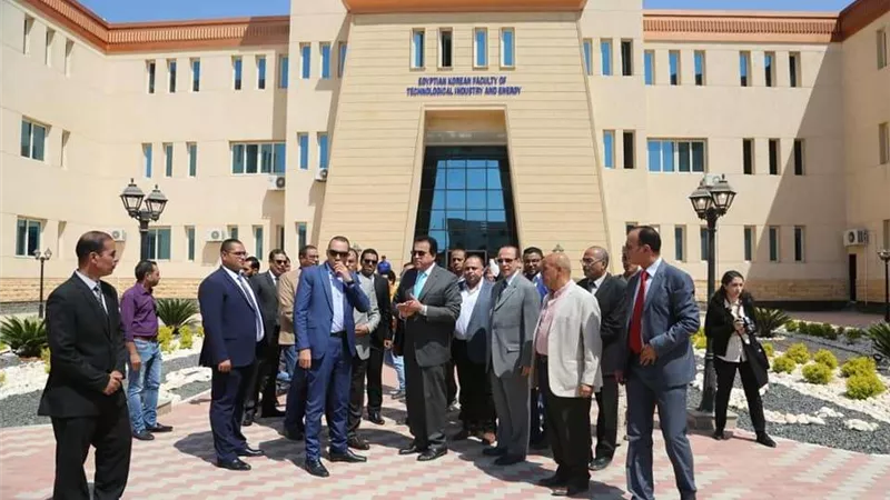 بالصور | وزير التعليم العالي يستعرض تقريرًا حول أنشطة جامعة بني سويف التكنولوجية