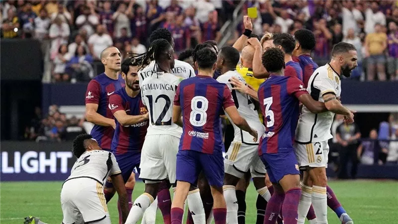 كلاسيكو الأرض.. مواجهة نارية بين برشلونة وريال مدريد في الدوري الإسباني