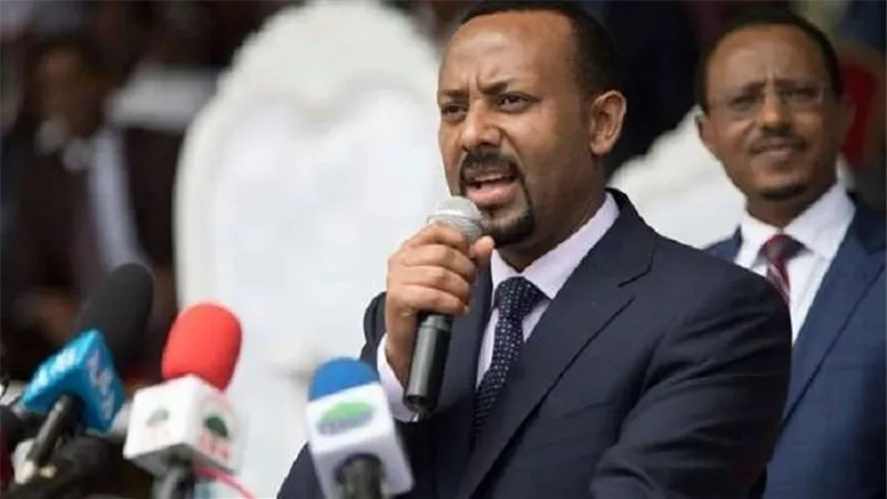 أبى أحمد يواصل سقوطه.. نزوح عشرات الآلاف بسبب معارك عنيفة قرب تيجراي