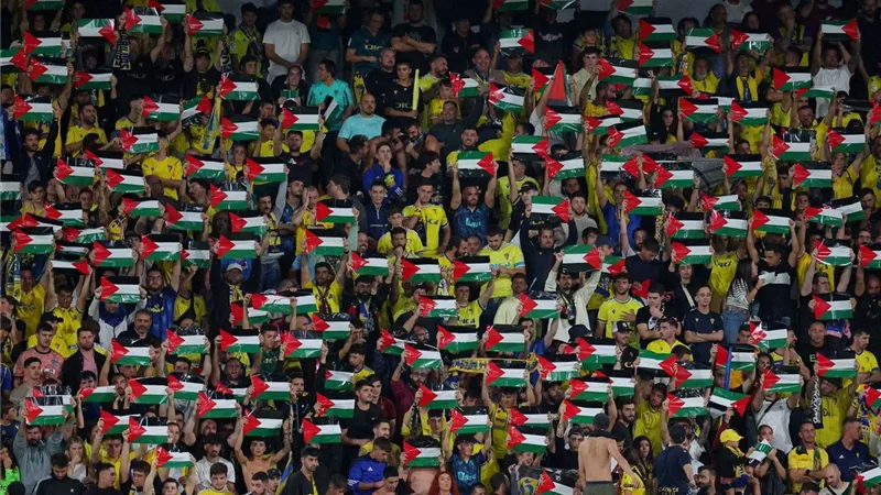 جماهير قادش تتضامن مع الشعب الفلسطيني أثناء مباراة إشبيلية