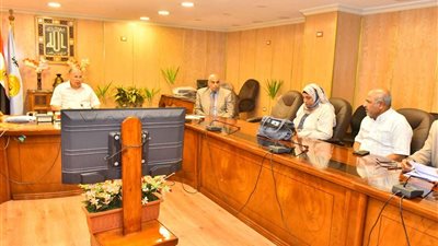 محافظ أسيوط يتابع إجراءات نزع ملكية الأراضي وصرف التعويضات للأهالي