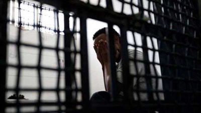 وسط حراسة مشددة.. المتهم بقتل عامل رميا بالرصاص يمثل جريمته