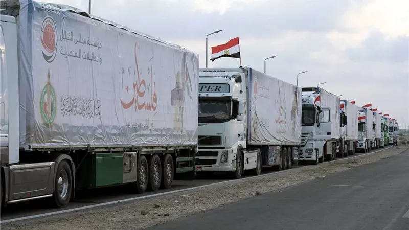 دخول 33 شاحنة مساعدات إلى قطاع غزة اليوم عبر معبر رفح