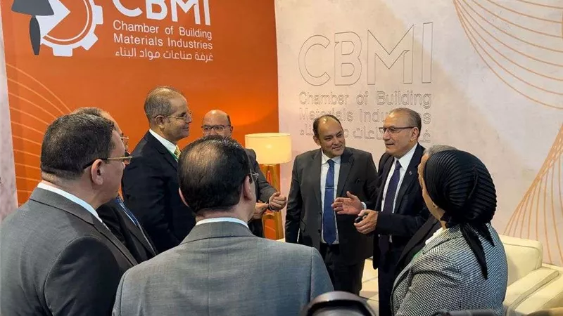 وزير التجارة يتفقد جناح غرفة صناعات مواد البناء بالمعرض الدولي