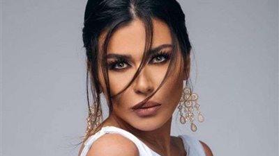 نادين الراسي تكشف تفاصيل تعرضها للضرب من قبل شقيقها