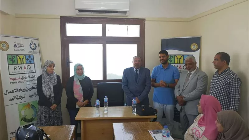 نائب رئيس جامعة الأزهر يتابع محاضرات ريادة الأعمال والابتكار بأسيوط